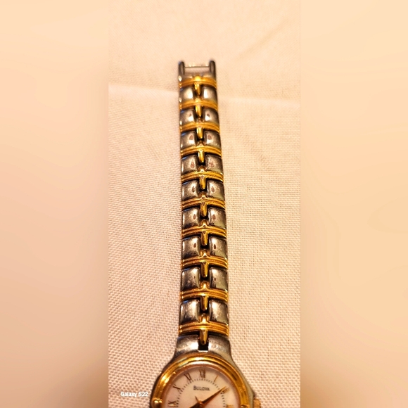 Vintage 1990s woman's Bulova watch - Picture 3 of 12
